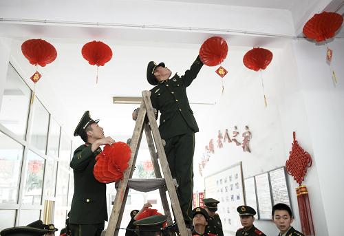 1月28日,福州市公安邊防支隊(duì)官兵在靜安老年公寓掛燈籠,營(yíng)造春節(jié)氣氛。新華社記者 姜克紅 攝