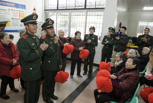 1月28日,福州市公安邊防支隊(duì)官兵為老年公寓的老人表演節(jié)目。新華社記者 姜克紅 攝