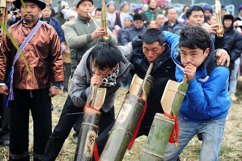 2月10日,村民在“坡會”上吹蘆笙。10日是農(nóng)歷正月十一,廣西融水苗族自治縣安太鄉(xiāng)元寶村整朵屯苗寨舉行傳統(tǒng)“坡會”,近千名苗族同胞穿著節(jié)日盛裝歡聚一起,開展吹蘆笙、放鞭炮、跳踩堂舞等活動,喜慶新春佳節(jié)。廣西融水苗族自治縣系列“坡會”是融水境內(nèi)以苗族為主的多個少數(shù)民族聚會娛樂的民間傳統(tǒng)節(jié)日,一般從農(nóng)歷正月初三開始,至正月十七結(jié)束。“苗族系列坡會群”2006年入選第一批國家級非物質(zhì)文化遺產(chǎn)名錄。新華社記者 李斌 攝
