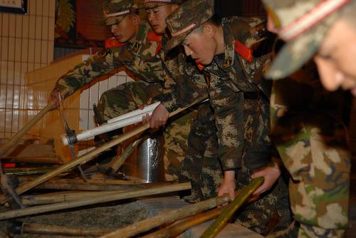 2月12日,新疆和田武警第五支隊(duì)救援官兵準(zhǔn)備裝載救援工具。 新疆于田2月12日17時(shí)19分發(fā)生7.3級(jí)地震后,新疆各級(jí)黨政部門(mén)迅速開(kāi)展救災(zāi)工作,駐新疆解放軍和武警部隊(duì)迅速投入救災(zāi)行動(dòng)。新疆和田武警第五支隊(duì)根據(jù)上級(jí)指示,緊急啟動(dòng)搶險(xiǎn)救災(zāi)預(yù)案,派出260名救援官兵于12日23時(shí)從新疆和田出發(fā)緊急趕赴事發(fā)地區(qū),預(yù)計(jì)13日凌晨抵達(dá)災(zāi)區(qū)展開(kāi)救援。新華社發(fā)(周密 攝)