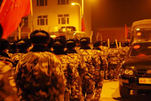 2月12日,新疆和田武警第五支隊(duì)救援官兵緊急登車(chē)。新華社發(fā)(周密 攝)