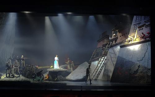 8月24日,中國歌劇舞劇院演員表演大型原創(chuàng)歌劇《紅河谷》。當(dāng)日,由文化部主辦的2011年國家藝術(shù)院團(tuán)優(yōu)秀劇目展演活動(dòng)在北京開幕,中國歌劇舞劇院創(chuàng)作的大型原創(chuàng)歌劇《紅河谷》作為開幕劇目進(jìn)行了展演。此次展演活動(dòng)將持續(xù)至9月26日,國家京劇院、中國國家話劇院、中國歌劇舞劇院、中國東方演藝集團(tuán)有限公司、中國交響樂團(tuán)、中國兒童藝術(shù)劇院、中央歌劇院、中央芭蕾舞團(tuán)、中央民族樂團(tuán)等9個(gè)文化部直屬藝術(shù)表演團(tuán)體將再次匯聚一堂,演出36臺劇目共65場。本次展演新創(chuàng)劇目占有較大比重,36臺參演劇目中新創(chuàng)劇目有18臺,占到一半,包括話劇《問蒼?!?、歌舞《炫》、兒童劇《絕對小孩》等。 新華社記者金良快攝