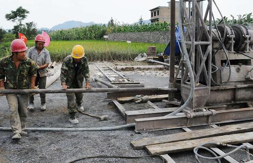 8月25日,貴州省地礦局112地質(zhì)隊在興義旱區(qū)魯屯鎮(zhèn)打井。