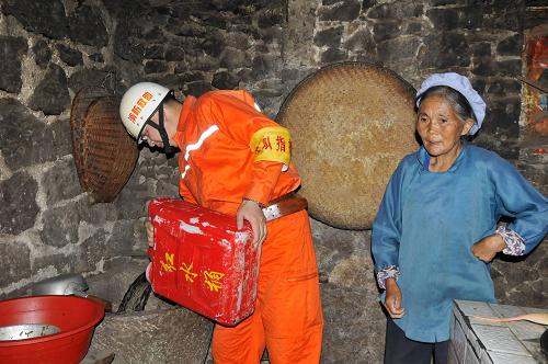 貴州黔西南旱情持續(xù) 消防官兵翻山越嶺愛心送水 8月25日,貴州省黔西南州消防官兵翻山越嶺,為興義市敬南鎮(zhèn)巴布村76歲的李永香老奶奶(右)送水到家,解決她家兩位老人和兩個(gè)小孫子10天的飲水困難。