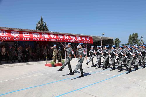 9月13日,在黎巴嫩南部哈尼亞村的中國維和工兵營舉行的授勛儀式上,中國官兵進行分列式表演。 當天,中國第八批赴黎巴嫩維和部隊的335名官兵被授予聯(lián)合國“和平榮譽勛章”。 新華社記者劉順攝