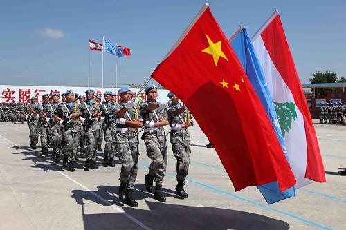 9月13日,在黎巴嫩南部哈尼亞村的中國維和工兵營舉行的授勛儀式上,中國官兵進行分列式表演。 當天,中國第八批赴黎巴嫩維和部隊的335名官兵被授予聯(lián)合國“和平榮譽勛章”。 新華社發(fā)(劉奇虎攝)