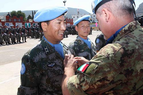 9月13日,在黎巴嫩南部哈尼亞村的中國維和工兵營舉行的授勛儀式上,聯(lián)合國駐黎巴嫩南部臨時部隊(聯(lián)黎部隊)副司令桑迪·伯恩凡蒂將軍向中國維和醫(yī)療隊隊長冉崇福授勛。 當天,中國第八批赴黎巴嫩維和部隊的335名官兵被授予聯(lián)合國“和平榮譽勛章”。 新華社記者劉順攝