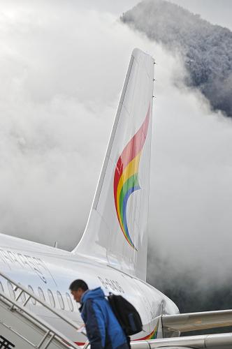 4月15日,一位旅客在林芝機(jī)場(chǎng)登上西藏航空有限公司的班機(jī)。新華社記者 楊光 攝