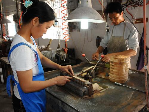 創(chuàng)業(yè)園里一對夫妻正在加工水晶燈飾。貴州省鎮(zhèn)寧縣返鄉(xiāng)農民工創(chuàng)業(yè)園是一個專門為農民工建立的創(chuàng)業(yè)園,建立一年多來,已吸引部分原在浙江浦江等從事水晶加工的農民工返鄉(xiāng)創(chuàng)業(yè)。他們從打工仔變小業(yè)主,并享受政府在貸款、稅收等方面的種種優(yōu)惠。目前創(chuàng)業(yè)園區(qū)內已有返鄉(xiāng)農民工107戶,機器設備800多臺,帶動就業(yè)1000余人。鎮(zhèn)寧縣農村信用合作聯(lián)社為返鄉(xiāng)農民工量身定做了“念鄉(xiāng)富”農民工返鄉(xiāng)創(chuàng)業(yè)的貸款品種,累計發(fā)放貸款70筆,貸款金額800多萬元支持返鄉(xiāng)農民工創(chuàng)業(yè)。新華社記者 石新榮 攝