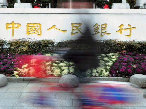 6月7日,市民騎車經(jīng)過(guò)中國(guó)人民銀行杭州中心支行門口。6月7日晚間,中國(guó)人民銀行決定,自6月8日起下調(diào)金融機(jī)構(gòu)人民幣存貸款基準(zhǔn)利率。其中,金融機(jī)構(gòu)一年期存貸款基準(zhǔn)利率分別下調(diào)0.25個(gè)百分點(diǎn),其他各檔次存貸款基準(zhǔn)利率及個(gè)人住房公積金存貸款利率相應(yīng)調(diào)整。這是央行時(shí)隔三年半首次降息。新華社發(fā)(龍巍 攝)