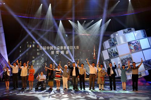 7月12日,獲獎(jiǎng)項(xiàng)目負(fù)責(zé)人在頒獎(jiǎng)晚會(huì)上高舉獎(jiǎng)杯。當(dāng)晚,“善行者說(shuō)”——首屆中國(guó)公益慈善項(xiàng)目大賽頒獎(jiǎng)晚會(huì)在深圳舉行。本屆大賽共吸引了來(lái)自全國(guó)25個(gè)省區(qū)市的246個(gè)項(xiàng)目報(bào)名參賽。最終,殘友社會(huì)企業(yè)孵化項(xiàng)目等30個(gè)公益項(xiàng)目獲慈善實(shí)施項(xiàng)目獎(jiǎng),深喀家庭1+1互助計(jì)劃等30個(gè)公益項(xiàng)目獲慈善項(xiàng)目創(chuàng)意獎(jiǎng),16家公益機(jī)構(gòu)獲得本屆大賽貢獻(xiàn)獎(jiǎng)。新華社記者 梁旭 攝