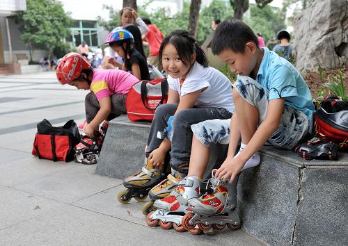 9月12日,南京師范大學(xué)附屬小學(xué)的幾名學(xué)生穿上輪滑鞋,準(zhǔn)備參加“快樂周三”體育類活動。新學(xué)年伊始,南京市教育局推行的“快樂周三”活動在全市中小學(xué)校普遍展開,各校每周三下午由一節(jié)課后放學(xué),改為組織開展“快樂周三”學(xué)生自主發(fā)展實踐活動。新華社記者 孫參 攝
