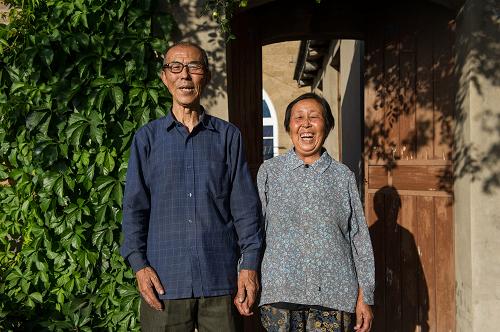 陜西榆林市米脂縣鐵匠姜崇山和夫人杜錦榮在自家門前合影。他家的鐵匠生意興隆,經(jīng)營(yíng)收入穩(wěn)定。新華社記者 陳誠(chéng) 攝