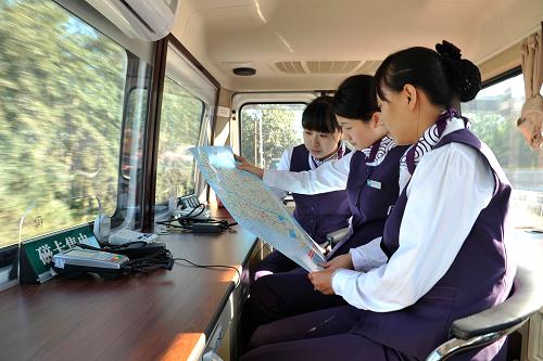 9月13日,國家電網(wǎng)天津?qū)氎婀締T工在流動售電車上查看鄉(xiāng)鎮(zhèn)集市分布情況圖。當日,國家電網(wǎng)天津?qū)氎婀窘M織員工來到天津市寶坻區(qū)牛家牌鎮(zhèn)集市,通過流動售電車開展磁卡充值售電業(yè)務(wù),為農(nóng)村客戶提供“零距離服務(wù)”。新華社發(fā)(陳進 攝)