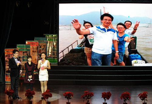 11月14日,來自演藝學(xué)院的學(xué)生代表講述他們深入抗臺風(fēng)一線開展社會實(shí)踐的故事。當(dāng)日,中國傳媒大學(xué)南廣學(xué)院學(xué)生舉行實(shí)習(xí)實(shí)踐優(yōu)秀成果匯報(bào)展演,來自全校10個(gè)學(xué)院的同學(xué)以作品展示、情景劇表演、影像資料播放、互動訪談等形式,介紹他們在國內(nèi)各地及部分海外機(jī)構(gòu)參加實(shí)習(xí)、實(shí)踐活動的經(jīng)歷與收獲,展示知識技能運(yùn)用和實(shí)際工作的能力。新華社記者 孫參 攝
