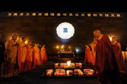 12月12日,南京毗盧寺僧人為南京大屠殺遇難者吟誦經(jīng)文。新華社記者 韓瑜慶 攝