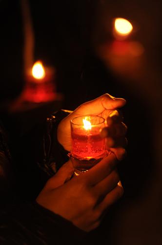 12月12日,人們手捧紅燭為南京大屠殺遇難者守靈。新華社記者 韓瑜慶 攝