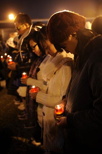 12月12日,各界人士為南京大屠殺遇難者秉燭守靈。新華社記者 孫參 攝