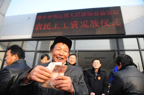 1月24日,一名農(nóng)民工在清點(diǎn)剛剛領(lǐng)到的被拖欠的工資。當(dāng)日,在江蘇省揚(yáng)州市邗江區(qū)公道鎮(zhèn)務(wù)工的71名農(nóng)民工領(lǐng)到總額29.2萬(wàn)元的被拖欠工資。據(jù)了解,江蘇省揚(yáng)州市邗江區(qū)公道鎮(zhèn)人民法庭接到71名農(nóng)民工投訴,反映一建筑工地長(zhǎng)期拖欠工資,當(dāng)即立案并聯(lián)合多部門追回了這71名農(nóng)民工被拖欠的工資。新華社發(fā)(司新利 攝)