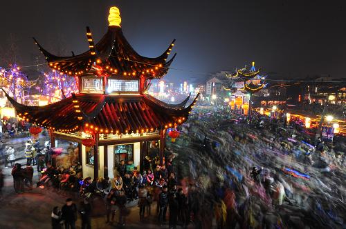 2月24日,南京夫子廟秦淮燈會(huì)現(xiàn)場(chǎng)觀者如潮。當(dāng)日是元宵佳節(jié),正在舉辦秦淮燈會(huì)的南京夫子廟景區(qū)出現(xiàn)客流高峰。截至21時(shí)30分,記者從秦淮燈會(huì)現(xiàn)場(chǎng)指揮部了解到,夫子廟核心景區(qū)及城南門(mén)東地區(qū)共有近50萬(wàn)市民和游客前來(lái)賞燈、游玩,歡度元宵佳節(jié)。新華社記者 沈鵬 攝