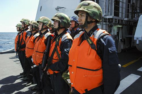 2月24日,中國(guó)海軍第十三批護(hù)航編隊(duì)?wèi)?zhàn)士在“衡陽(yáng)”艦上列隊(duì)待命,準(zhǔn)備參加遠(yuǎn)海臨檢拿捕演練。新華社記者 朱紹斌 攝