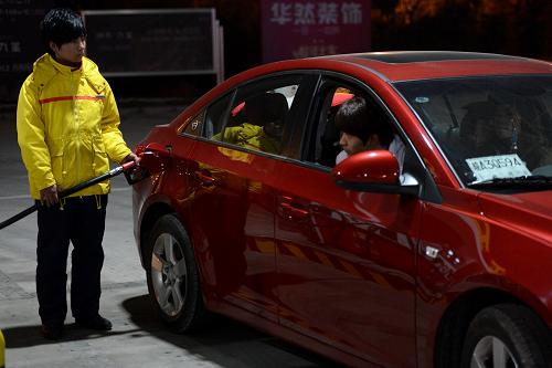 2月25日凌晨,一輛汽車在合肥一家加油站加油。新華社發(fā)(張端攝)
