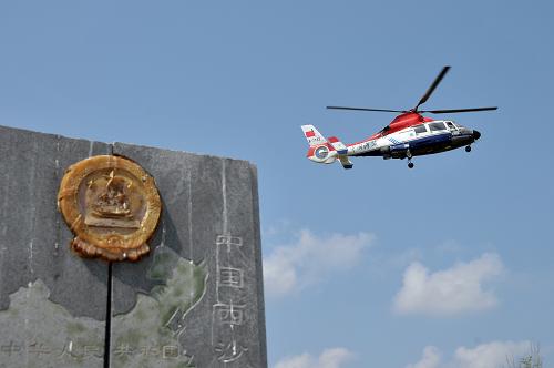 3月11日,中國(guó)海監(jiān)直升機(jī)飛抵西沙甘泉島進(jìn)行勘測(cè)巡查。當(dāng)日,中國(guó)海監(jiān)262船執(zhí)法人員乘沖鋒舟抵達(dá)西沙甘泉島近海,徒步涉水登島進(jìn)行勘測(cè)。據(jù)中國(guó)海監(jiān)第十支隊(duì)行政執(zhí)法隊(duì)隊(duì)長(zhǎng)鄭輝波介紹,甘泉島是西沙為數(shù)不多的具有淡水的島嶼,然而由于礁石過(guò)多、不利于漁民作業(yè),因此并無(wú)常駐居民。經(jīng)過(guò)勘測(cè)發(fā)現(xiàn),島上依然保持非常原始的生態(tài)環(huán)境。新華社記者 魏驊 攝