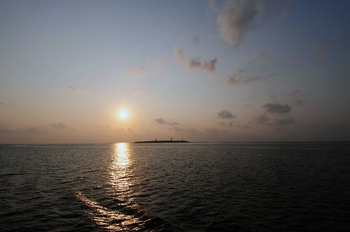 3月12日7時(shí)許,中國海監(jiān)262船駛抵金銀島海域,這是從船上遠(yuǎn)眺西沙金銀島。3月12日8時(shí),中國海監(jiān)編隊(duì)抵達(dá)西沙永樂群島中心航道水產(chǎn)資源保護(hù)區(qū),對(duì)永樂環(huán)礁上的金銀島等島礁進(jìn)行執(zhí)法拍照,9時(shí)許中國海監(jiān)執(zhí)法人員乘坐沖鋒舟抵達(dá)西沙琛航島、廣金島進(jìn)行登島檢查。至此,中國海監(jiān)編隊(duì)在24小時(shí)內(nèi)已完成對(duì)西沙永樂環(huán)礁內(nèi)9個(gè)島嶼的立體巡查。新華社記者 魏驊 攝