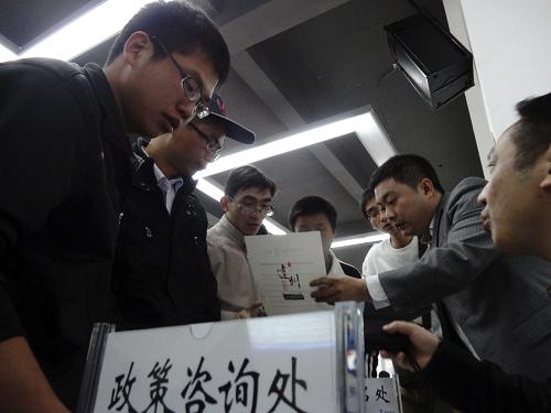 3月19日,在昆明云南師范大學(xué)舉行的“千名碩博進達(dá)州”現(xiàn)場招聘會上,應(yīng)聘者在咨詢有關(guān)崗位設(shè)置的情況。達(dá)州市在此舉行的現(xiàn)場招聘活動吸引了3000多人進場洽談。當(dāng)日,四川省達(dá)州市在昆明、廣州、南京、武漢等13個城市同步展開“千名碩博進達(dá)州”現(xiàn)場招聘會活動,吸引眾多應(yīng)聘者前往接洽。 近年來,達(dá)州市連續(xù)開展“千名碩博進達(dá)州”招聘活動,旨在引進全國各行各業(yè)的高層級人才,為地區(qū)發(fā)展助力。新華社發(fā)(鄧良奎 攝)