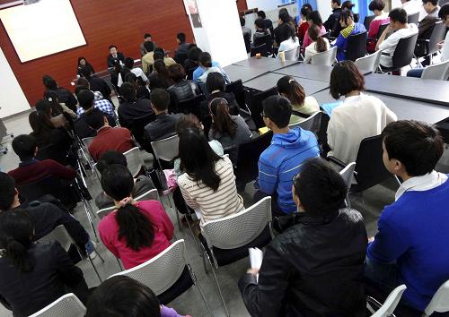 3月19日,在昆明云南師范大學(xué)舉行的“千名碩博進達(dá)州”現(xiàn)場招聘會上,達(dá)州市政府工作人員向應(yīng)聘者介紹有關(guān)崗位的信息。達(dá)州市在此舉行的現(xiàn)場招聘活動吸引了3000多人進場洽談。新華社發(fā)(鄧良奎 攝)