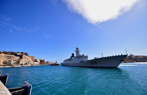 3月26日,中國海軍黃山艦駛入馬耳他瓦萊塔港。當日,已結束護航任務的中國海軍第十三批護航編隊抵達馬耳他瓦萊塔港,開始進行為期5天的友好訪問。這是中國海軍艦艇編隊首次訪問馬耳他。新華社記者 許逆之 攝