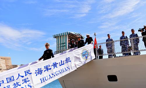 3月26日,在馬耳他瓦萊塔港,中國海軍第十三批護航編隊指揮員李曉巖少將(前)走下軍艦。新華社記者 許逆之 攝