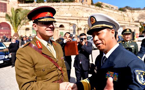 3月26日,在馬耳他瓦萊塔港,中國海軍第十三批護航編隊指揮員李曉巖少將(右)與馬軍司令雪瑞布準將握手。新華社記者 許逆之 攝