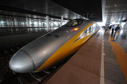 3月28日,寧杭高鐵檢測列車即將從南京南站發(fā)車。當日,記者登上寧杭高鐵檢測列車,體驗寧杭高鐵聯(lián)調(diào)聯(lián)試。寧杭高鐵北起南京南站,南至杭州東站,正線全長249公里,全線設(shè)11座車站。3月10日起,這條高鐵進入開通前的聯(lián)調(diào)聯(lián)試階段,采用檢測列車、測試動車組、相關(guān)檢測設(shè)備等對全線各系統(tǒng)進行綜合測試,驗證各項指標,進行調(diào)試優(yōu)化,使系統(tǒng)功能達到設(shè)計要求。目前,聯(lián)調(diào)聯(lián)試工作進展順利。據(jù)悉,寧杭高鐵將在動態(tài)檢測和運行試驗后正式通車,它將與滬寧高鐵、滬杭高鐵共同構(gòu)成滬寧杭“鐵三角”高速鐵路客運通道,長三角地區(qū)高鐵網(wǎng)絡(luò)將初步形成,南京與杭州之間往來列車將不需繞行上海,旅客旅行時間可大大縮短。新華社記者 孫參 攝