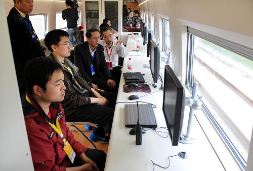3月28日,工作人員在運行中的寧杭高鐵檢測列車上開展聯(lián)調(diào)聯(lián)試。新華社記者 孫參 攝