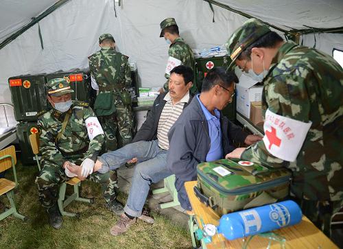 4月22日,武警8670部隊(duì)衛(wèi)生隊(duì)在靈關(guān)鎮(zhèn)街區(qū)搭建救護(hù)站,為受災(zāi)群眾和救援人員開展醫(yī)療服務(wù)。當(dāng)日,蘆山地震救援進(jìn)入關(guān)鍵的第三天,奮戰(zhàn)在救災(zāi)一線的武警各部隊(duì)官兵,發(fā)揮連續(xù)作戰(zhàn)精神,執(zhí)行巡邏警戒、清除危房、轉(zhuǎn)移物資、分運(yùn)生活物品等任務(wù),并及時(shí)開展醫(yī)療服務(wù)和防疫工作,同時(shí)教授居民掌握帳篷搭建要領(lǐng),與受災(zāi)群眾一起逐步展開災(zāi)后重建工作。新華社發(fā)(劉海山 攝)
