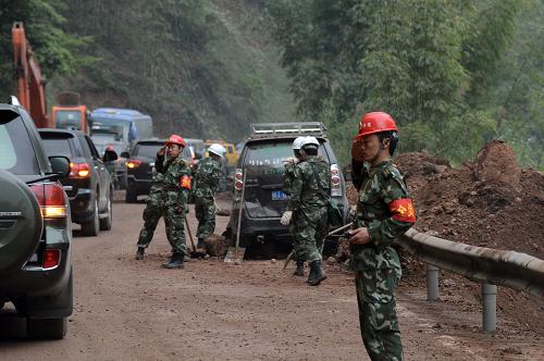 4月22日,雅安震區(qū)余震頻發(fā),武警水電三總隊(duì)官兵在危情路段設(shè)立道路安全員疏導(dǎo)車輛、安全警戒。新華社發(fā)(劉海山 攝)