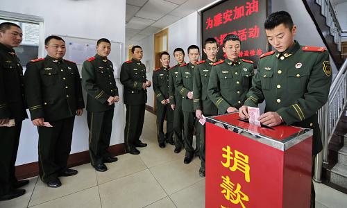 4月23日,內(nèi)蒙古公安邊防總隊(duì)呼和浩特邊檢站的戰(zhàn)士們?cè)跒樗拇ㄑ虐蔡J山地震災(zāi)區(qū)捐款。50余名官兵自發(fā)為災(zāi)區(qū)群眾捐款近萬(wàn)元。新華社記者 趙婷婷 攝