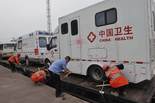 4月23日下午,成昆鐵路樂(lè)山火車站工作人員為國(guó)家傳染病控制衛(wèi)生應(yīng)急車隊(duì)卸車。新華社發(fā)(曹寧 攝)