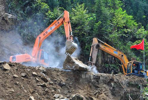 4月24日,武警交通一總隊官兵在清理蘆山縣龍門鄉(xiāng)到大川鎮(zhèn)干道的一塊巨石。當(dāng)日,蘆山縣龍門鄉(xiāng)到大川鎮(zhèn)的干道全線貫通。四川省交通廳總工程師陳樂生介紹,這標志著除少數(shù)通村道路外,雅安地震災(zāi)區(qū)寶興縣和蘆山縣的國道、省道、縣道和通鄉(xiāng)公路等主要道路全面搶通。24日下午,隨著武警交通一總隊爆破和清理從太平鎮(zhèn)到大川鎮(zhèn)的最后一處大塌方體,蘆山縣城經(jīng)寶盛鄉(xiāng)、太平鎮(zhèn)抵達大川鎮(zhèn)的道路全面搶通,大大便利了救援物資和機械的運輸。陳樂生告訴記者,隨著主要道路的搶通,道路交通工作將從“搶通”轉(zhuǎn)向“保通”,即從“可以通過”到逐步加固和拓寬道路,提高通行能力。下一步仍有可能發(fā)生塌方等次生災(zāi)害,要通過對橋梁、邊坡、路基等的相關(guān)監(jiān)測,進一步加強相關(guān)排查,查清災(zāi)害點和隱患點。新華社記者 肖藝九 攝