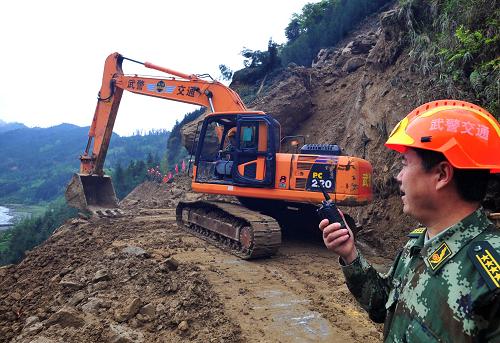 4月24日,武警交通一總隊官兵在搶通蘆山縣龍門鄉(xiāng)到大川鎮(zhèn)干道的一處塌方路段。新華社記者 肖藝九 攝
