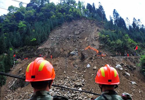 4月24日,武警交通一總隊官兵正在搶通蘆山縣龍門鄉(xiāng)到大川鎮(zhèn)干道的一處塌方路段。新華社記者 肖藝九 攝