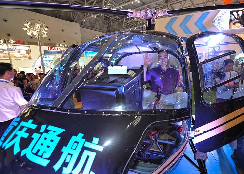 5月16日,一名私人購機(jī)者在展出的“重慶造”直升機(jī)上體驗。新華社記者 劉潺 攝