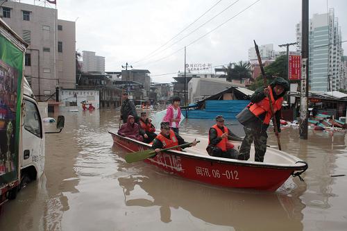 5月16日,在福建省廈門市思明區(qū)嶺兜社區(qū),武警官兵用沖鋒舟轉(zhuǎn)移因暴雨被困群眾。據(jù)廈門市防汛辦消息,16日凌晨,廈門突降暴雨。8小時(shí)內(nèi)廈門島內(nèi)平均降雨量141毫米,這也是自1953年以來,廈門市5月份最大日降雨量。新華社發(fā)(漠風(fēng) 攝)