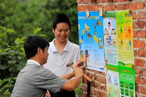 6月4日,工作人員在廣西柳州市融安縣雅瑤鄉(xiāng)章口村西古坡屯張貼垃圾分類宣傳畫。當(dāng)日,廣西柳州市融安縣舉行“同呼吸、共奮斗,共建美麗融安”主題環(huán)保宣傳活動(dòng),在該縣農(nóng)村推行農(nóng)村垃圾分類處理,提高居民環(huán)保意識(shí)。新華社發(fā)(譚凱興 攝)