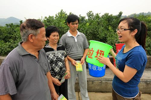 6月4日,工作人員在廣西柳州市融安縣雅瑤鄉(xiāng)章口村西古坡屯向村民介紹垃圾分類方法。新華社發(fā)(譚凱興 攝)