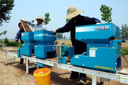 6月4日,山東省臨沂市郯城縣馬頭鎮(zhèn)農(nóng)民在使用“水稻流水線育秧機(jī)”。 近日,正值水稻育秧關(guān)鍵時(shí)期,被譽(yù)為“魯南糧倉”的山東省郯城縣大力推廣水稻“流水線育秧”技術(shù)。據(jù)郯城縣農(nóng)技推廣中心主任王曉弟介紹,這種育秧技術(shù)從鋪土、噴水、播種、覆土都是流水線作業(yè),省時(shí)省力、育苗均勻,一臺(tái)機(jī)械每小時(shí)可“育”800盤秧苗,相當(dāng)于15個(gè)人一天的勞動(dòng)量。據(jù)悉,農(nóng)民購買“水稻流水線育秧機(jī)”可享受國家30%的農(nóng)機(jī)補(bǔ)貼。新華社發(fā)(房德華 攝)