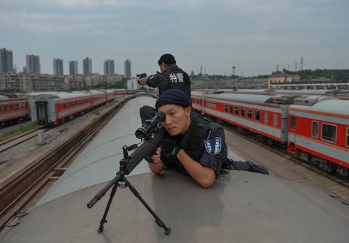 7月9日,重慶鐵路公安處特警支隊(duì)的一個(gè)狙擊小組在列車車頂進(jìn)行耐熱適應(yīng)性狙擊特訓(xùn)。當(dāng)日,重慶鐵路公安處特警支隊(duì)的特警隊(duì)員冒著高溫,就耐高溫適應(yīng)性特訓(xùn)、徒手攀爬火車、車廂內(nèi)快速處置突發(fā)事件、近身格斗、輕武器戰(zhàn)術(shù)編隊(duì)突進(jìn)等課目開(kāi)展綜合性訓(xùn)練。新華社記者 劉潺 攝