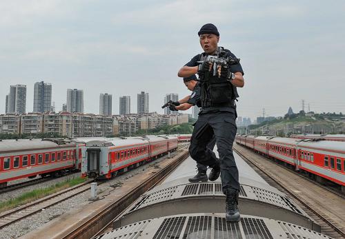 7月9日,重慶鐵路公安處特警支隊(duì)的特警隊(duì)員在列車車頂進(jìn)行戰(zhàn)術(shù)訓(xùn)練。新華社記者 劉潺 攝