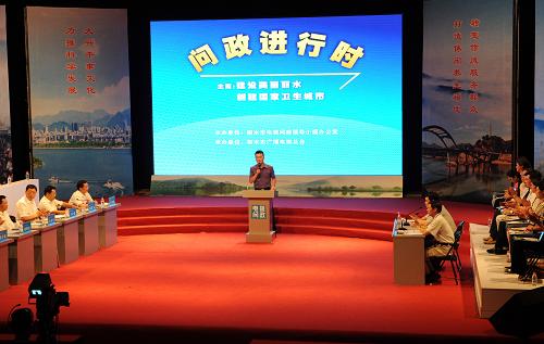 這是“電視問政”直播現(xiàn)場(chǎng)。7月29日,浙江省麗水市舉辦首場(chǎng)“電視問政”直播,圍繞“創(chuàng)建國家衛(wèi)生城市”的主題,來自麗水市創(chuàng)衛(wèi)辦、麗水市蓮都區(qū)政府、麗水市建設(shè)局等6部門的負(fù)責(zé)人現(xiàn)場(chǎng)回答了市民代表、部分黨代表、人大代表、政協(xié)委員及專家、媒體、現(xiàn)場(chǎng)觀眾的提問。據(jù)了解,麗水市“電視問政”將實(shí)行月度問政與年度問政結(jié)合,每月開展一次直播,追蹤監(jiān)督社會(huì)熱點(diǎn)難題的解決進(jìn)度,年終還有“問政面對(duì)面”的“年度大考”,評(píng)判縣(市、區(qū))及市直部門履職情況。新華社記者 鞠煥宗 攝
